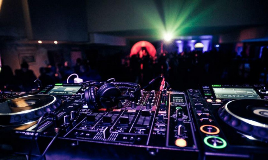 Consolle dj service noleggio impianti Audio